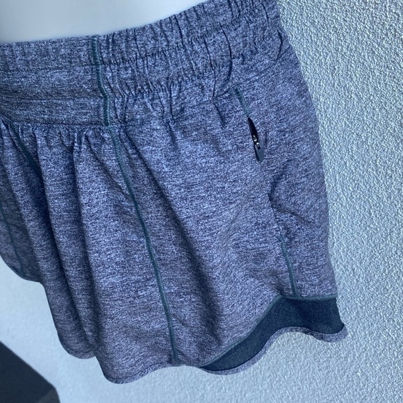 Lululemon Hotty Hot Short II Long 4" in Heather Lux Multi Black, Size 4 tall - Picture 3 of 6